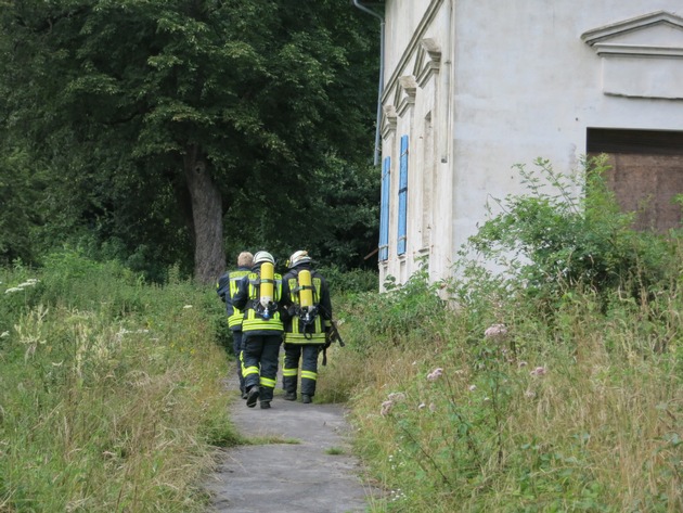 FW-AR: Rauchentwicklung in leerstehendem Gebäude in Bruchhausen