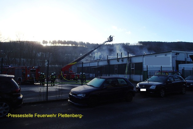 FW-PL: OT- Stadtmitte. Brand an Härteofenanlage griff auf Hallendach über. Feuerwehr hatte Brand schnell unter Kontrolle