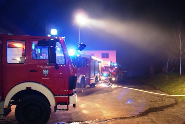 FW-AR: Arnsberger Feuerwehr rettet zum zweiten mal Reithalle bei Voßwinkel