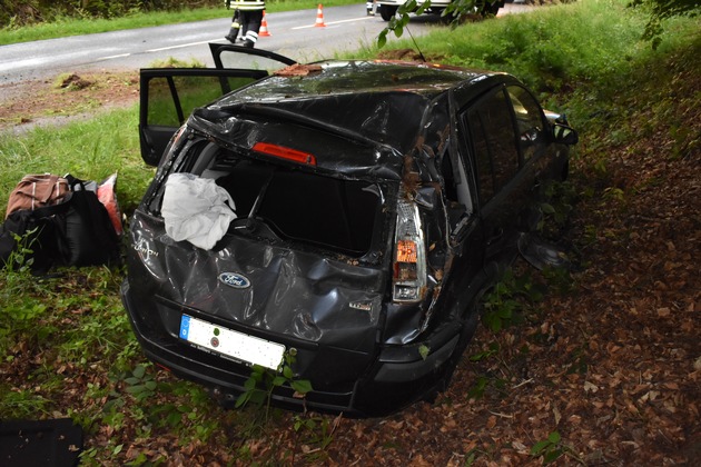 POL-HI: Mit Pkw überschlagen - junger Fahrzeugführer wird verletzt -