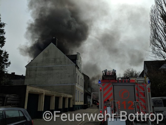 FW-BOT: Gebäudebrand mit zwei verletzten Personen in Bottrop-Eigen