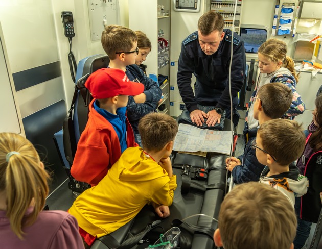 FW-AR: RETTUNGSWAGEN BESUCHT DIE KINDERFEUERWEHR BRUCHHAUSEN/NIEDEREIMER