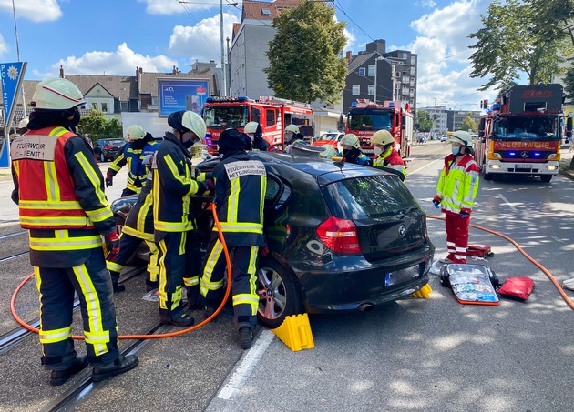FW-BO: Verkehrsunfall zwischen Straßenbahn und PKW - Feuerwehr rettet zwei lebensgefährlich verletzte Personen aus ihrem Fahrzeug