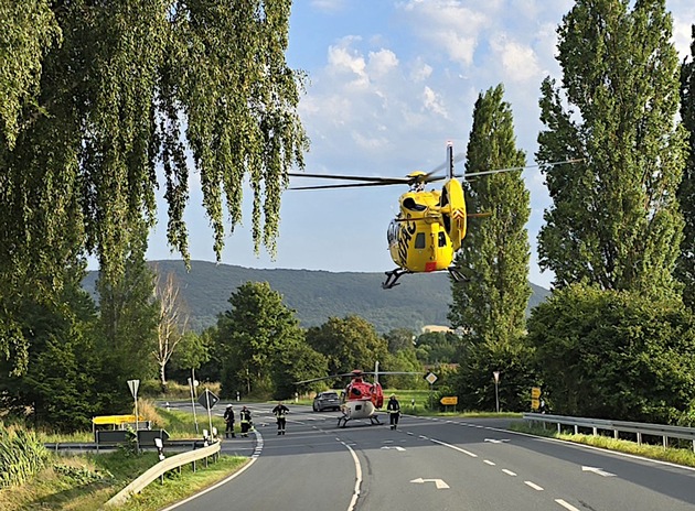 POL-HM: Schwerer Verkehrsunfall auf der Bundesstraße 442 bei Bäntorf - zwei Rettungshubschrauber im Einsatz