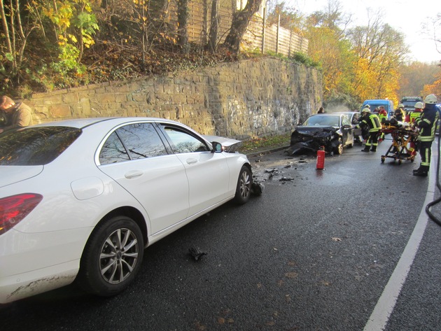 FW-MH: Verkehrsunfall mit vier beteiligten Fahrzeugen -zwei schwer verletzte Personen-