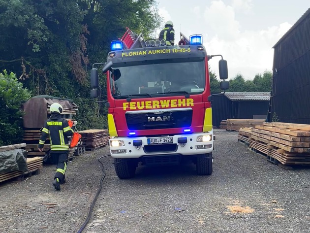 FW-AUR: Gitterbox mit Holz in Flammen