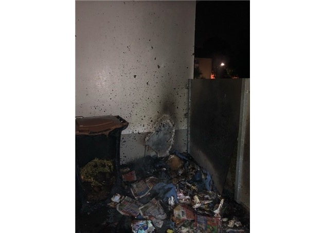 POL-ME: Unbekannte stecken Mülltonne in Brand - Velbert - 2208096