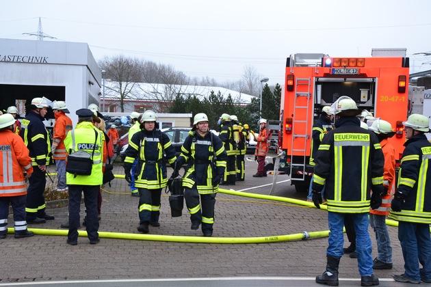 POL-HOL: Flammen schlagen aus Autogaswerkstatt   Großeinsatz der Rettungskräfte / 28-Jähriger leicht verletzt