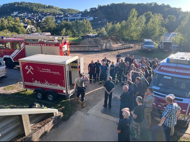 FW-OE: Feuerwehr Lennestadt übernimmt neuen Anhänger &quot;Grubenrettung&quot;