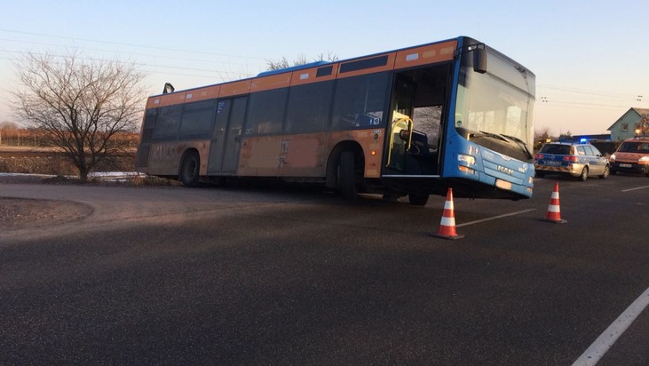 POL-PDNW: Bus verliert Bodenhaftung bei Wendemanöver