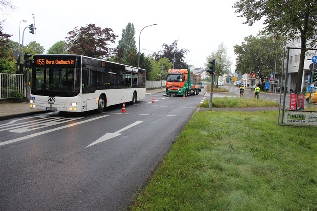 POL-RBK: Bergisch Gladbach - Zusammenstoß zwischen LKW und Linienbus: Drei Leichtverletzte