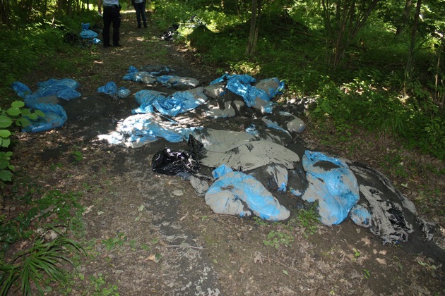 POL-HX: Dutzende Säcke mit Schlamm illegal entsorgt