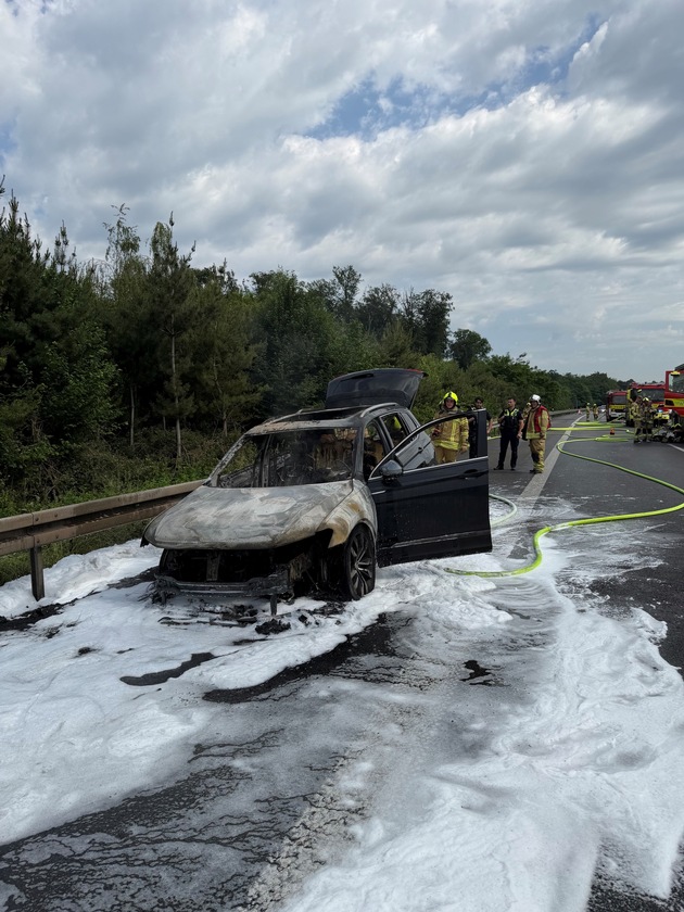 FW Ratingen: Brennender Pkw auf der BAB 52