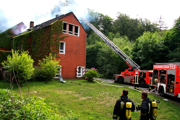 FW-E: Dachstuhlbrand in Essen-Heidhausen, hoher Sach-, aber kein Personenschaden