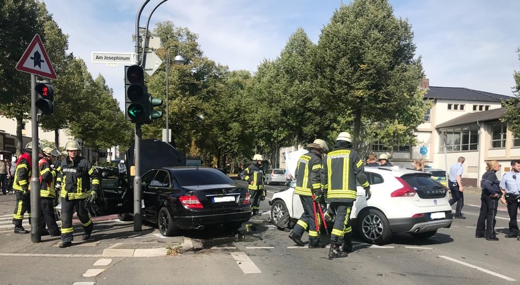 FW-BN: Verkehrsunfall mit fünf verletzten Personen in Bonn-Auerberg