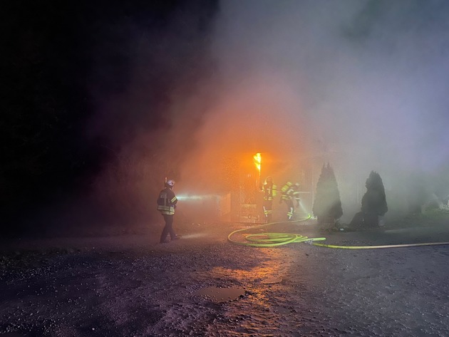 FW-DT: Verkaufstand am Donoperteich steht in Flammen