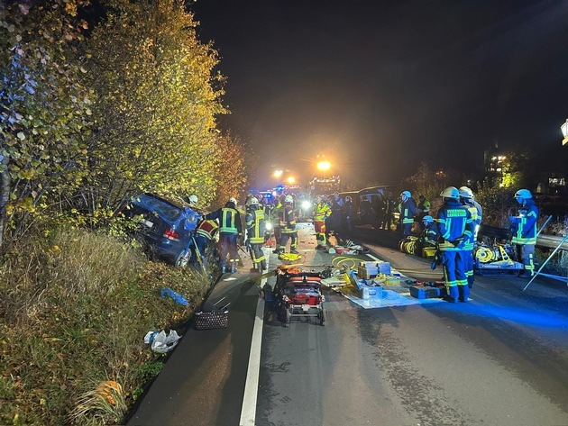 FW-OE: Schwerer Verkehrsunfall auf der B236 bei Lennestadt - Neukamp