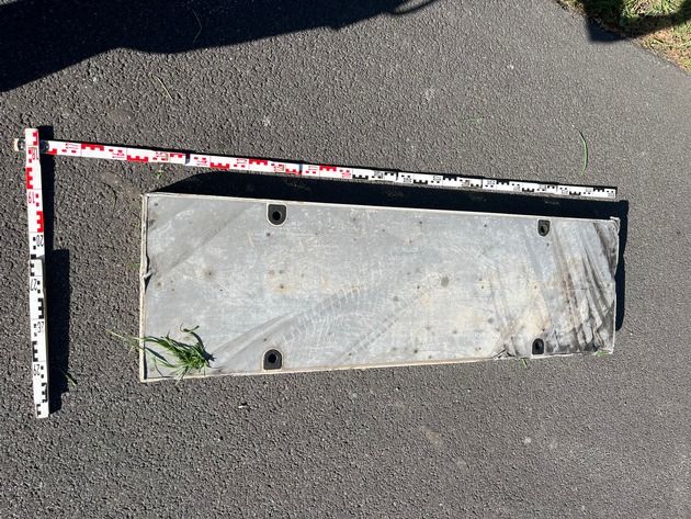 POL-D: Meldung der Autobahnpolizei - A 3 bei Hünxe - Fahrzeugteile auf der Autobahn - Zehn beschädigte Fahrzeuge - Verdacht der Verkehrsunfallflucht - Polizei fahndet nach Fahrer