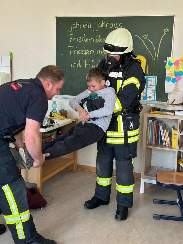 FW-OE: Tag der Feuerwehr an der St. Katharina Grundschule Heinsberg