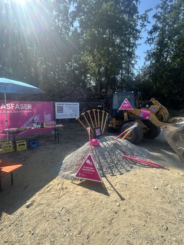 Telekom startet Glasfaserausbau in Heldenstein