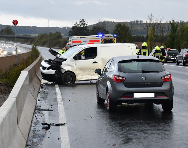 POL-HI: Verkehrsunfall mit zwei beteiligten Pkw und Folgeunfall am Stauende mit drei beteiligten Pkw. Zweimalige Vollsperrung in Fahrtrichtung Kassel.