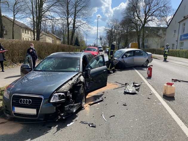 FW-MH: Schwerer Verkehrsunfall auf der Kölner Straße