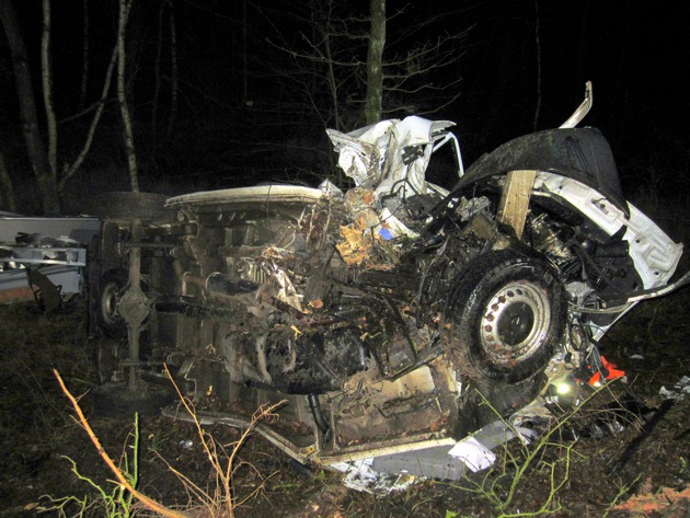 POL-WL: Mit Transporter gegen Baum geprallt - Fahrer lebensgefährlich verletzt