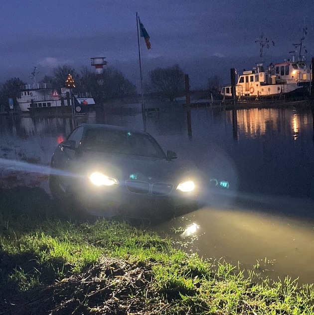 POL-STD: Unvorsichtige Autofahrer an der Elbe in Stadersand - Feuerwehr muss Fahrzeuge aus Überflutungsgebiet bergen
