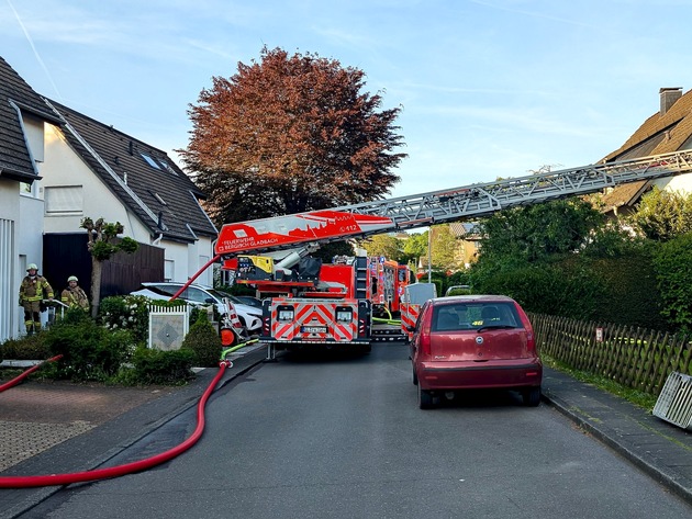 FW-GL: Heckenbrand in Bensberg - Flammen greifen auf Wohnhaus über - Warnung vor unsachgemäßem Einsatz von Gasbrennern