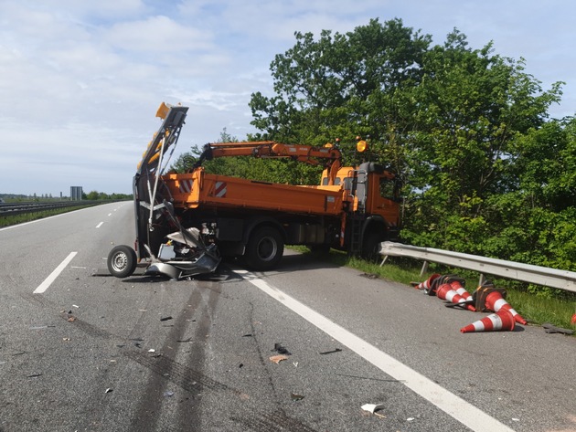 POL-CUX: ++++ Weiterer schwerer Verkehrsunfall auf der BAB 27 - LKW Fährt auf Sicherungsanhänger der Autobahnmeisterei auf - Vollsperrung ab der Anschlussstelle Hagen