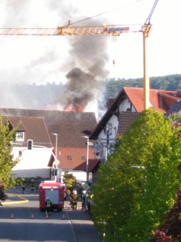 FW Lügde: Dachstuhlbrand beschäftigt Feuerwehr Lügde