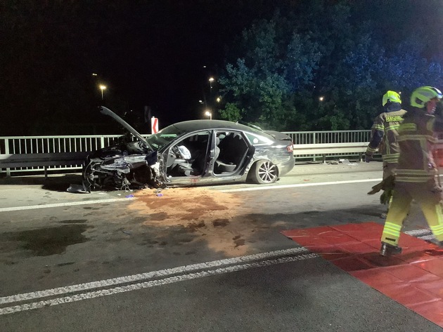 FW Paderborn: Verkehrsunfall von der B64 zur B1 Richtung Salzkotten vier Verletzte nach Alleinunfall