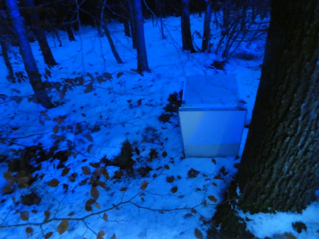 POL-STD: Unbekannte entsorgen Kühlschrank am Landschaftsschutzgebiet - Polizei Fredenbeck sucht Zeugen