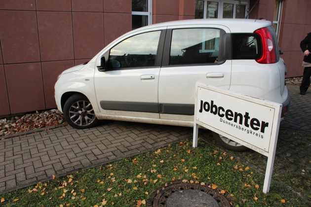 POL-PDKL: Baustellenumfahrung endet an Hauswand zwischen Amtsgericht, Polizei und Jobcenter