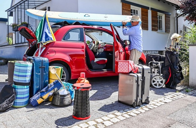 HUK-COBURG: Tipps für den Alltag / Auto richtig packen und relaxed in den Urlaub starten / Auch kleine Gegenstände sicher verstauen / Mit Dachbox unterwegs: Fahrverhalten anpassen