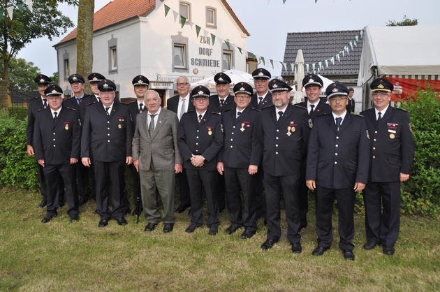 FW-KLE: &quot;Von der Faszination bei der Feuerwehr mitzumachen.&quot; / Ein Abend mit vielen Gästen: Feuerwehrfest in Bedburg-Hau