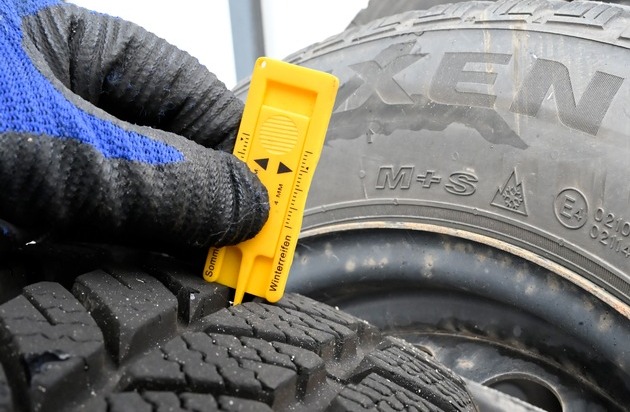 HUK-COBURG: Mit den richtigen Reifen durch den Winter / Bußgeld und Punkte bei falscher Bereifung / Mögliche Konsequenzen beim Versicherungsschutz