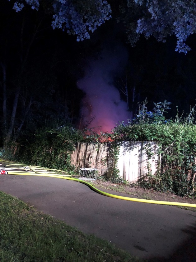 FW Minden: Gartenlaubenbrand am Südfriedhof