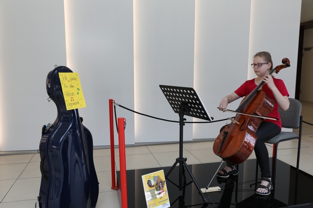 Cello-Konzert in der Mittagspause: Schülerin sammelt bei Santander für Afrika