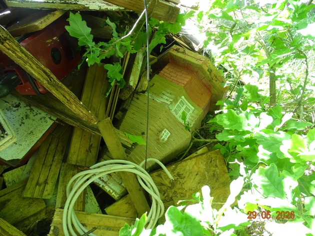 POL-RZ: Wer entsorgte den M&uuml;ll im Wald?