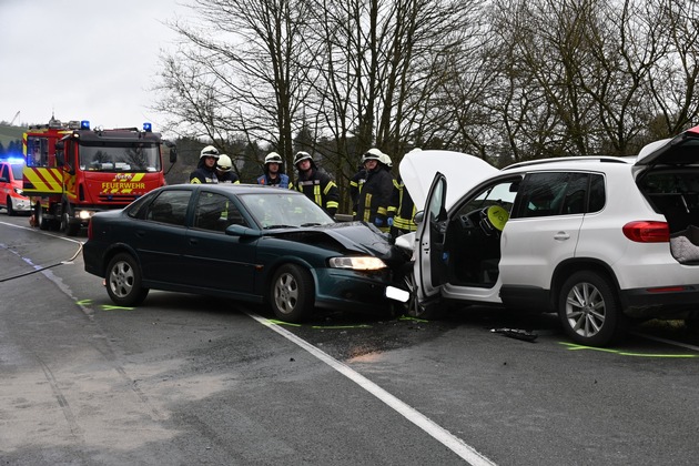 FF Olsberg: Unfall bei Antfeld - Bundesstraße voll gesperrt