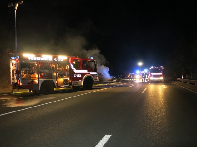 FW-AR: PKW brennt auf Autobahn-Zubringer komplett aus