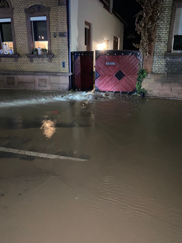 POL-PDNW: Bürgersteig durch Wasserrohrbruch aufgebrochen