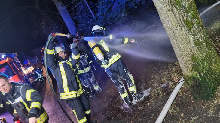 FW Datteln: Ausgedehnter Kellerbrand erforderte Stadtalam am Sonntagabend