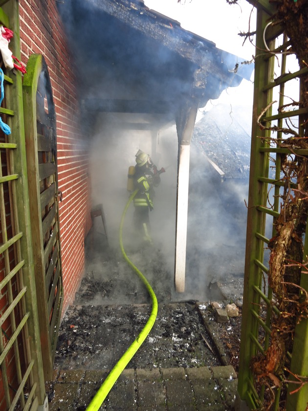 FW-WRN: Gartenhausbrand droht auf Gebäude überzugreifen