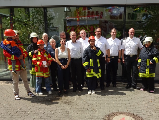 FW-KA: &quot;Die Feuerwehr stellt sich vor - denn die Feuerwehr ist für Alle da&quot;