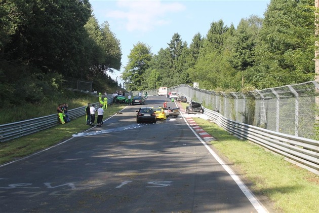 POL-PDMY: Pressebericht der Polizeiinspektion Adenau zur Veranstaltung &quot;Oldtimer Grand Prix am Nürburgring&quot;
u.a. Schwerer Verkehrsunfall unter Beteiligung von 11 Fahrzeugen auf der Nordschleife