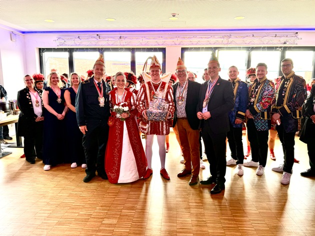 FW Ratingen: Prinzenpaare zu Besuch bei der Feuerwehr Feuerwehr Ratingen