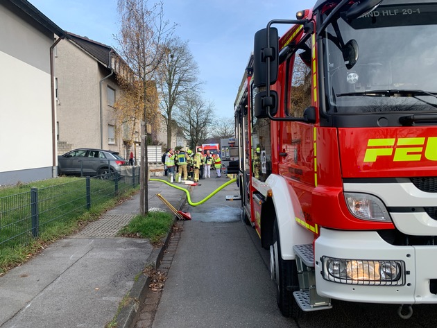FW Menden: Wohnungsbrand in Mehrfamilienhaus - vier Personen über Leitern gerettet