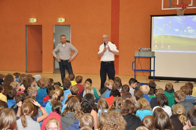 POL-WL: Polizeiorchester Niedersachsen zu Gast in der IGS Buchholz - Schulworkshop schlägt Brücken und vermittelt Zivilcourage